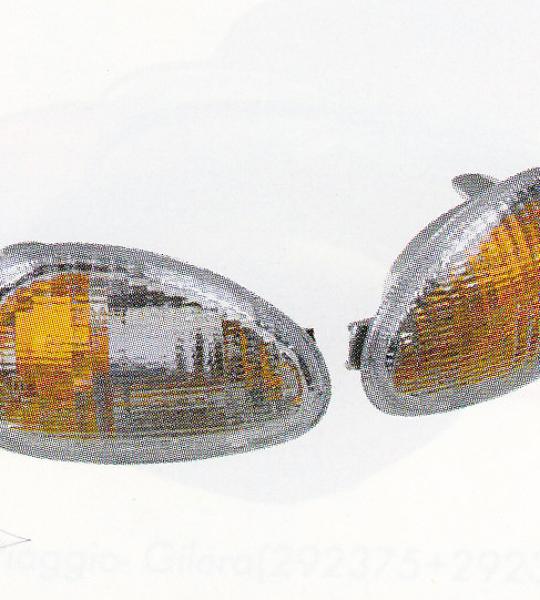 Freccia anteriore destro bianca per Piaggio Vespa 50-125-150 ET2-ET4. - 581634